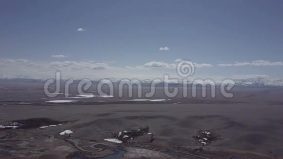 阿尔泰山脉美丽的高原景观俄罗斯西伯利亚四架直升机飞行视频的预览图