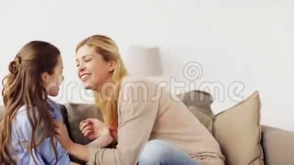 快乐的一家人在家玩得开心视频的预览图