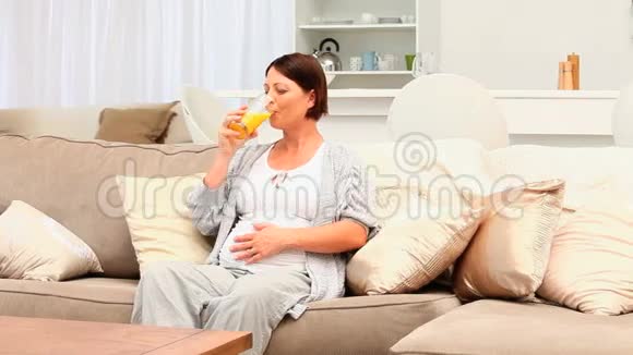 孕妇喝一杯橙汁视频的预览图