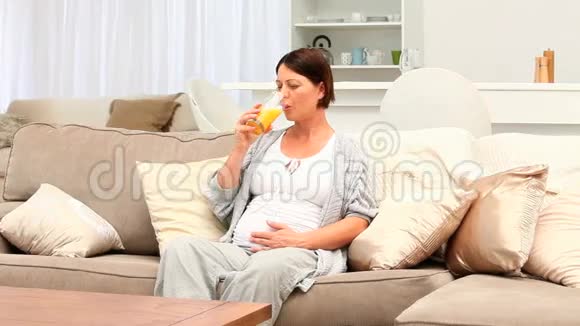 孕妇喝一杯橙汁视频的预览图