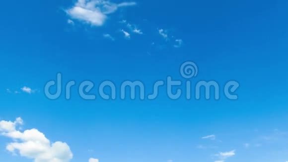 云在蓝天上移动视频的预览图