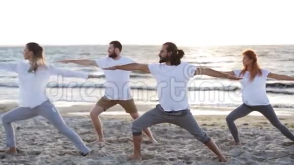 在海滩上做瑜伽练习的人群视频的预览图