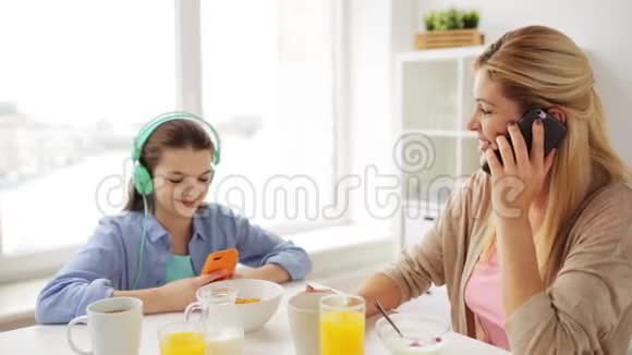 幸福的家庭在家厨房吃早餐视频的预览图