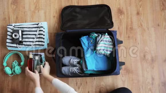 手拿旅行袋包装私人物品视频的预览图