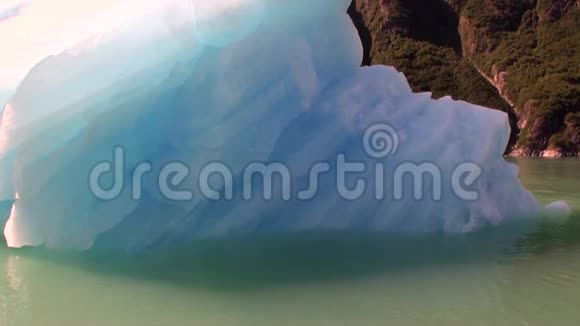 阿拉斯加山水太平洋背景下移动浮冰视频的预览图