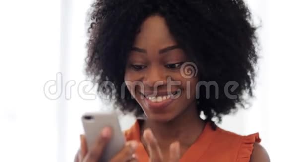 拥有智能手机的快乐非裔美国女人视频的预览图