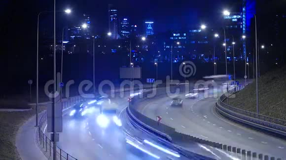立陶宛维尔纽斯夜间繁忙高速公路交通的时间推移视频的预览图