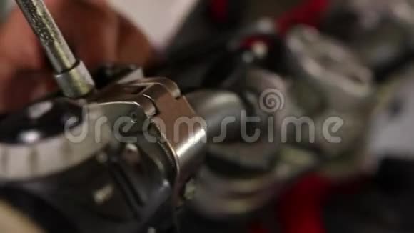 男运动员修理他的内欧摩托车视频的预览图