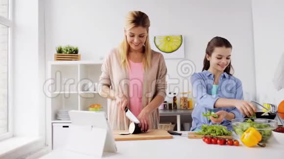 幸福的家庭烹饪晚餐家庭厨房视频的预览图