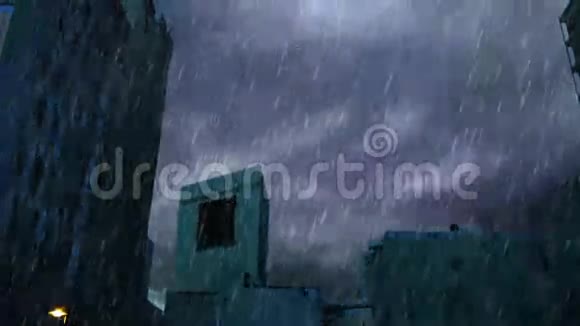 清晨在建筑物上空下大雨视频的预览图