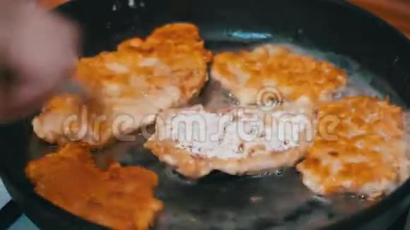 在家庭厨房的煎锅上煎肉夹视频的预览图