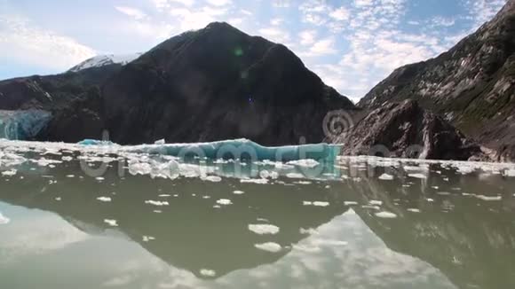 阿拉斯加山水太平洋背景下的冰浮视频的预览图