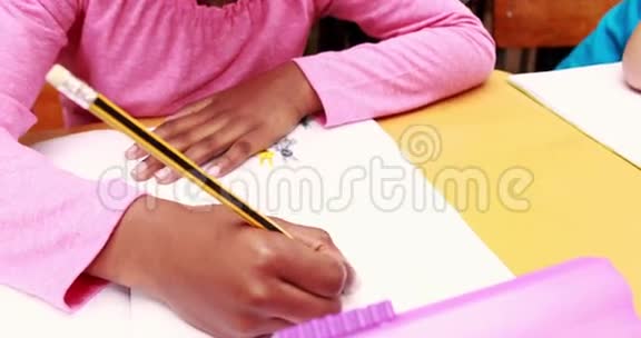 可爱的小女孩用铅笔画画视频的预览图