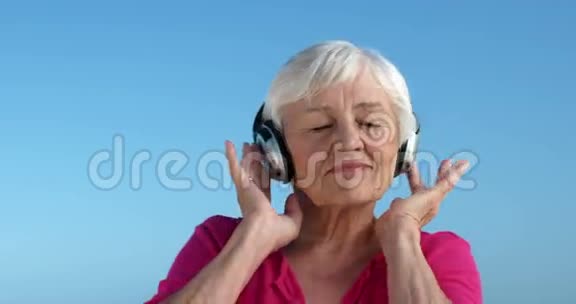 老年妇女听音乐视频的预览图