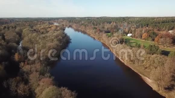高贾河拉脱维亚空中无人机顶视图4KUHD视频视频的预览图
