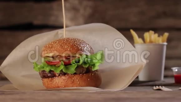 加可乐和薯条的芝士汉堡视频的预览图