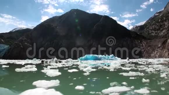 在阿拉斯加的太平洋水上冰浮在山的背景上视频的预览图