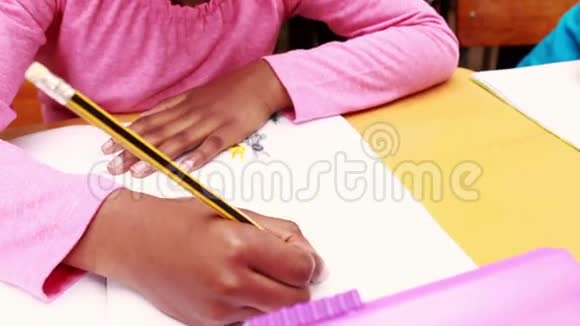 可爱的小女孩用铅笔画画视频的预览图