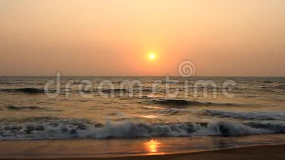 海上日落的夜景视频的预览图