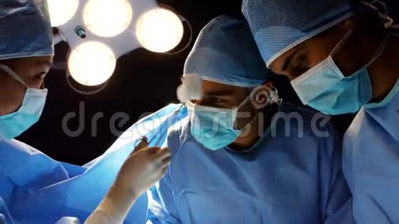外科医生在手术室执行手术视频的预览图