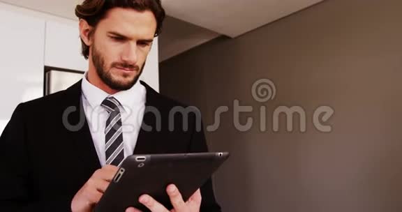 商人使用数字平板电脑视频的预览图