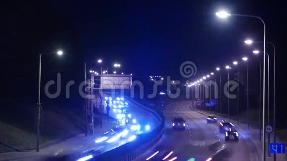 立陶宛维尔纽斯夜间繁忙高速公路交通的时间推移视频的预览图