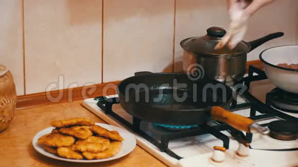 在家厨房的煎锅里煮肉排视频的预览图
