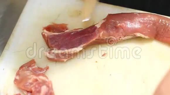 餐厅厨房厨师烹饪肉类视频的预览图