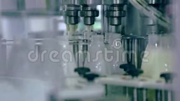 牛奶厂的生产过程乳品工业自动化生产线视频的预览图