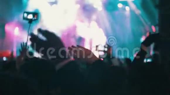 音乐节音乐会观众举手视频的预览图