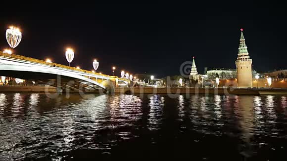 晚上靠近克里姆林宫的石桥俄罗斯莫斯科最受欢迎的景色视频的预览图