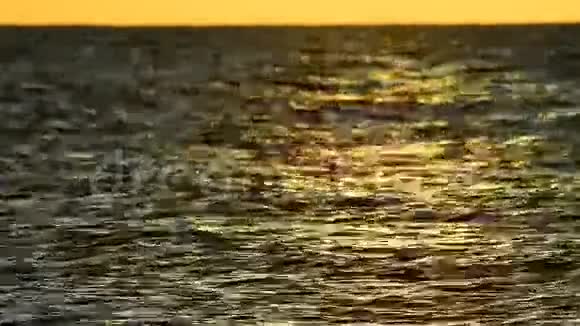 波罗的海上空日落视频的预览图