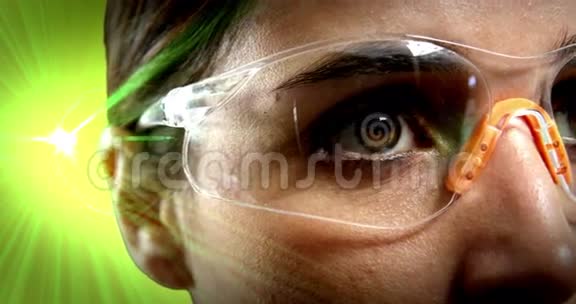 女商人用虚拟现实眼镜视频的预览图