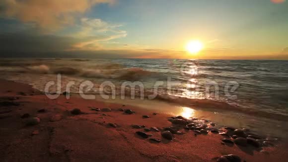 在热带沙滩上美丽的日落视频的预览图