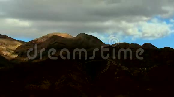 沙漠山脉和云视频的预览图