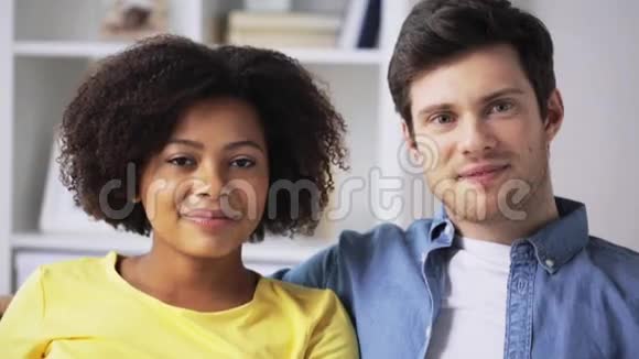 快乐微笑的国际夫妇在家视频的预览图