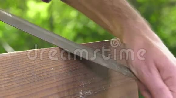 使用木板边缘的木锉视频的预览图