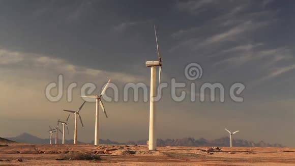 日落天空背景下的风力涡轮机视频的预览图