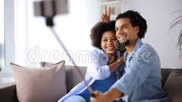 有智能手机的情侣在家自拍视频的预览图