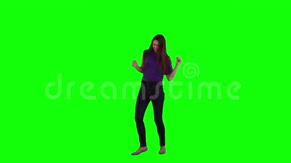 一个黑发女人在跳舞视频的预览图