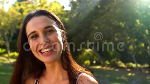 美丽女人微笑的肖像视频的预览图