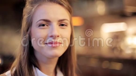 脸上幸福微笑的年轻女子视频的预览图