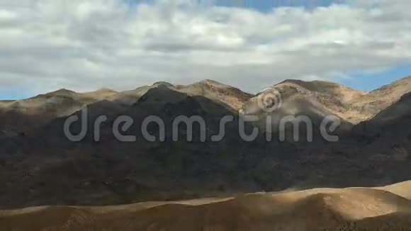 沙漠山脉和云视频的预览图