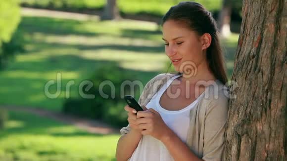 女人一边笑一边发短信视频的预览图