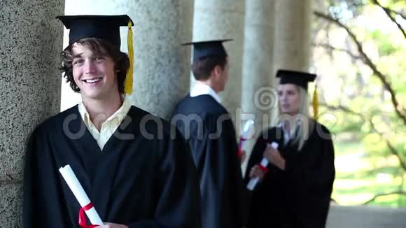 男毕业生画像视频的预览图