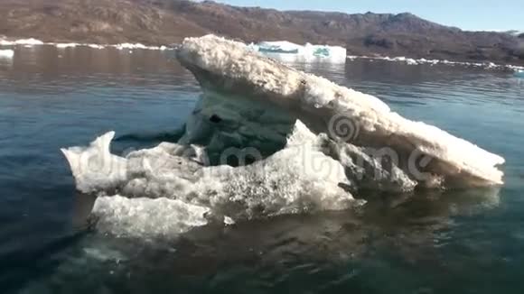 漂浮在格陵兰岛周围海洋中的小冰山视频的预览图