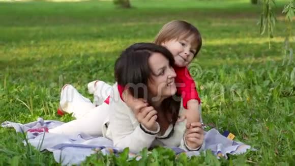 女儿和她妈妈在公园里视频的预览图