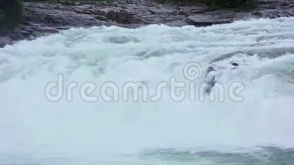 有瀑布的山河视频的预览图