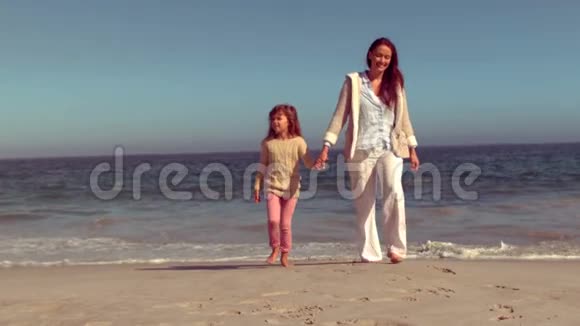 母女俩在沙滩上散步视频的预览图