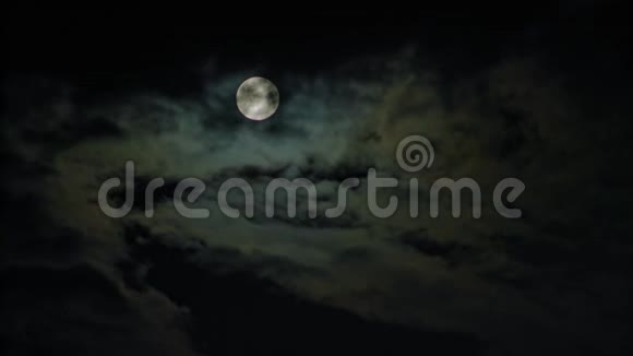 漆黑天空中的新月和云视频的预览图